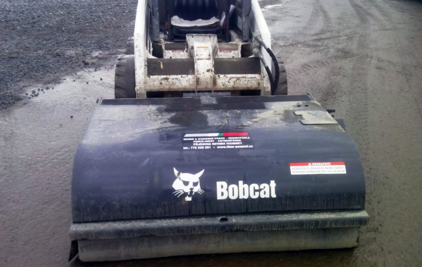 BOBCAT S130 - zametací kartáč - foto č. 2