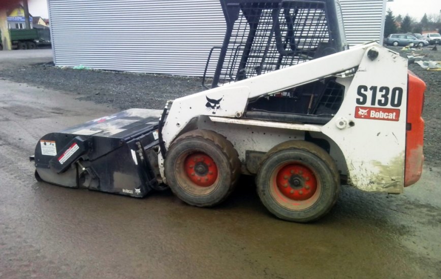 Smykový kolový nakladač BOBCAT S130 - foto č. 1