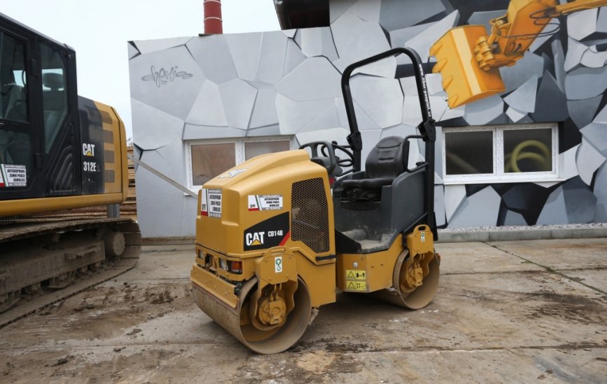 Vibrační válec CAT 2,5t - CB14B - foto č. 1