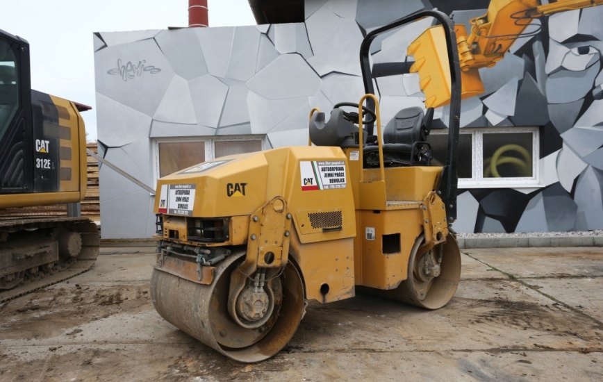Vibrační válec CAT 3t - CB22 - foto č. 1