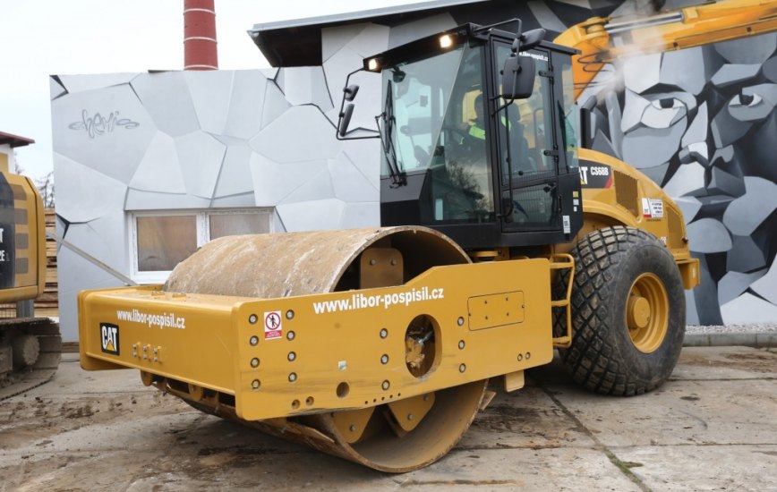Vibrační válec CAT 16t - CS68 - foto č. 2