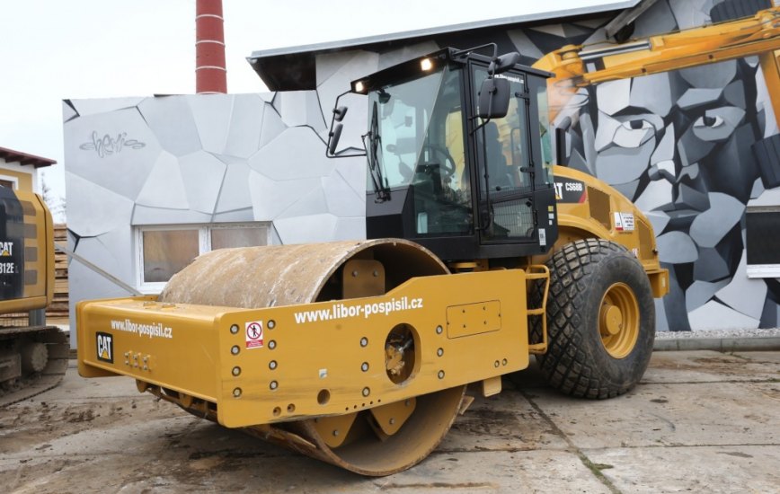 Vibrační válec CAT 16t - CS68 - foto č. 1